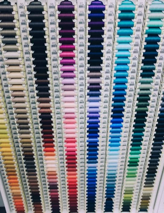 Garnrollen in vielen Farben in der Industrienäherei