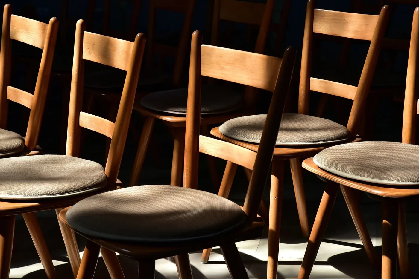 Neu gepolsterte Restaurantstühle aus Holz