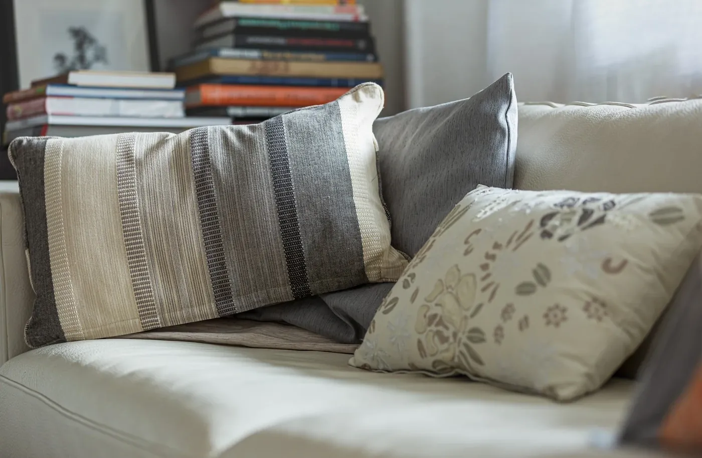 Sofa mit neuen textilen Bezügen